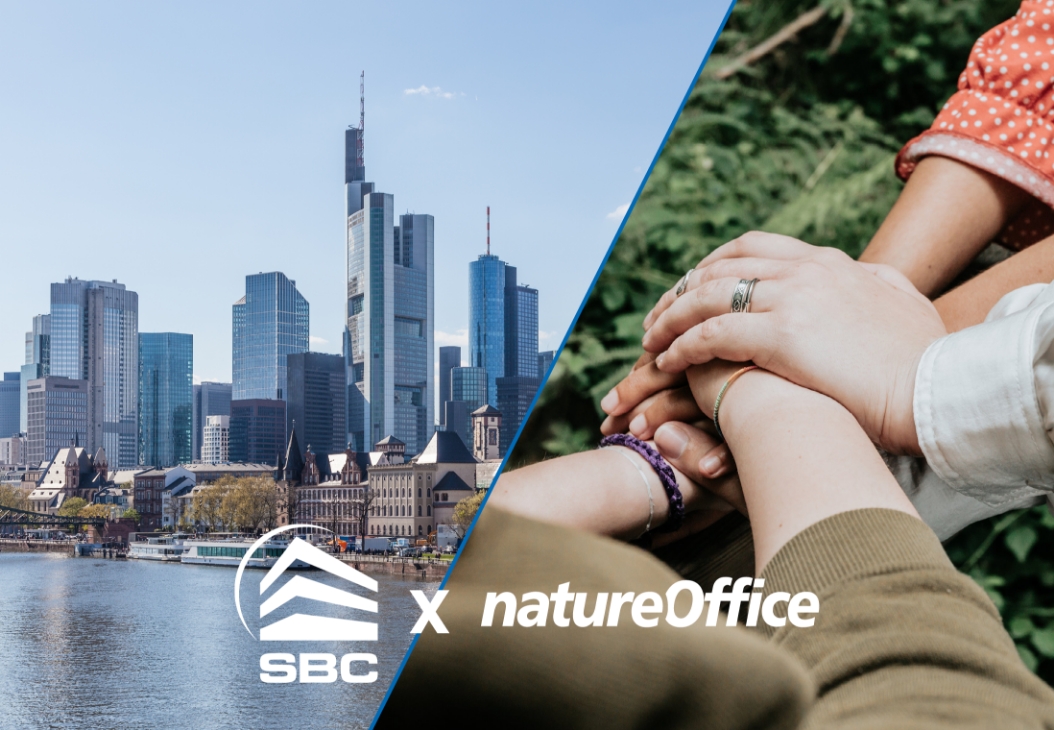 links Skyline Frankfurt und rechts schüttelnde Hände als Symbol der Zusammenarbeit zwischen SBC und nature Office