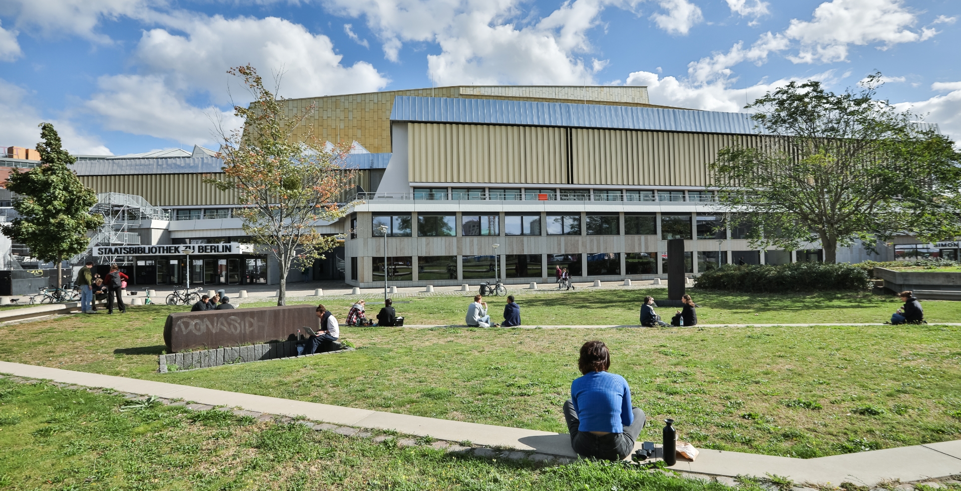 Blick auf das Gebäude der Staatsbibliothek zu Berlin und Außenansicht Haus Potsdamer Straße